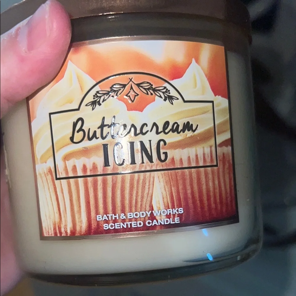Discontinued Bath & Body Works Buttercream Icing Scented Candle - Cream